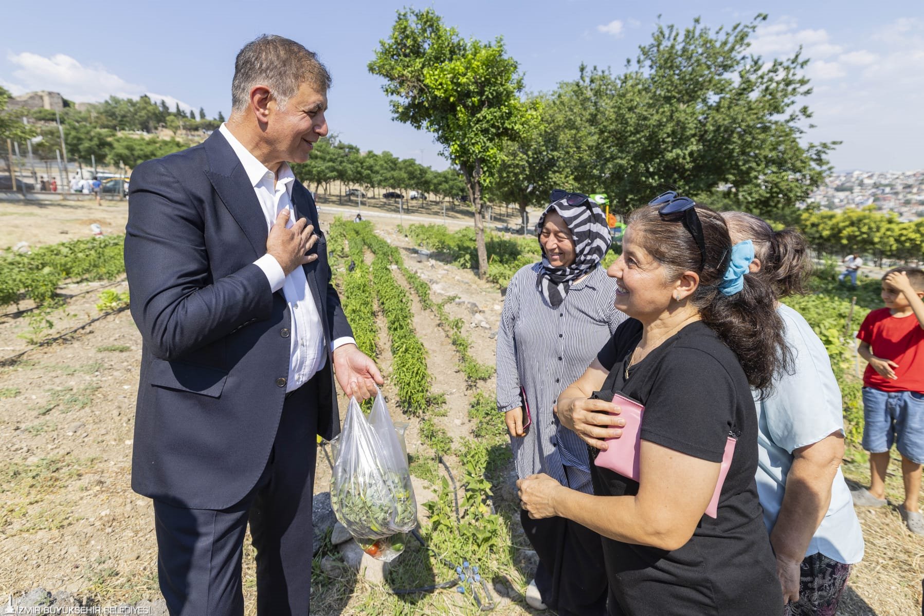 Kadifekalelilerden Başkan Tugay’a sevgi seli 9 Kadifekalelilerden Başkan Tugay’a sevgi seli