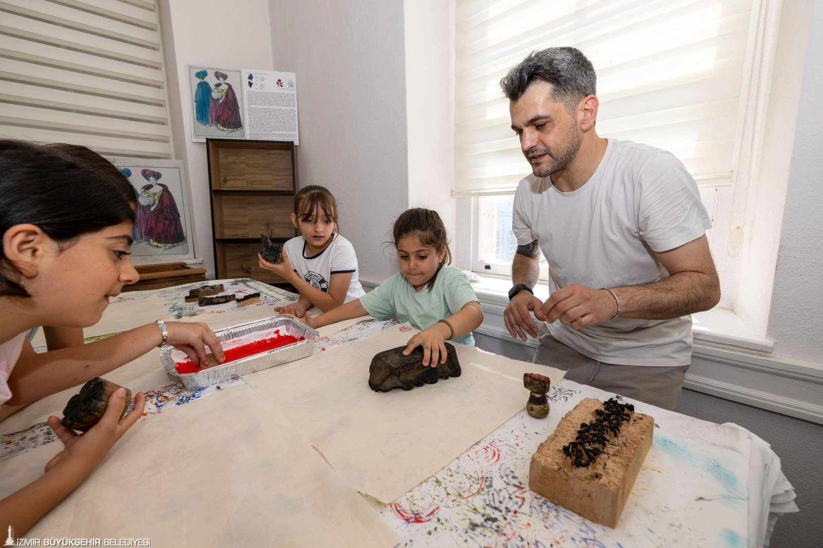 100 yıllık kalıplar yeniden iz bırakıyor: İzmir Kırmızısı'nın sırrı Basmane'de ortaya çıktı