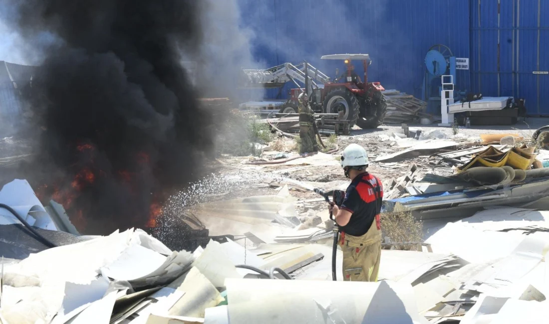 İzmir’in Çiğli ilçesi Kaklıç Mahallesi'nde, tekne yapımında kullanılan polyester malzemelerin