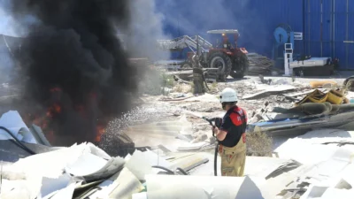 İzmir’in Çiğli ilçesi Kaklıç Mahallesi'nde, tekne yapımında kullanılan polyester malzemelerin