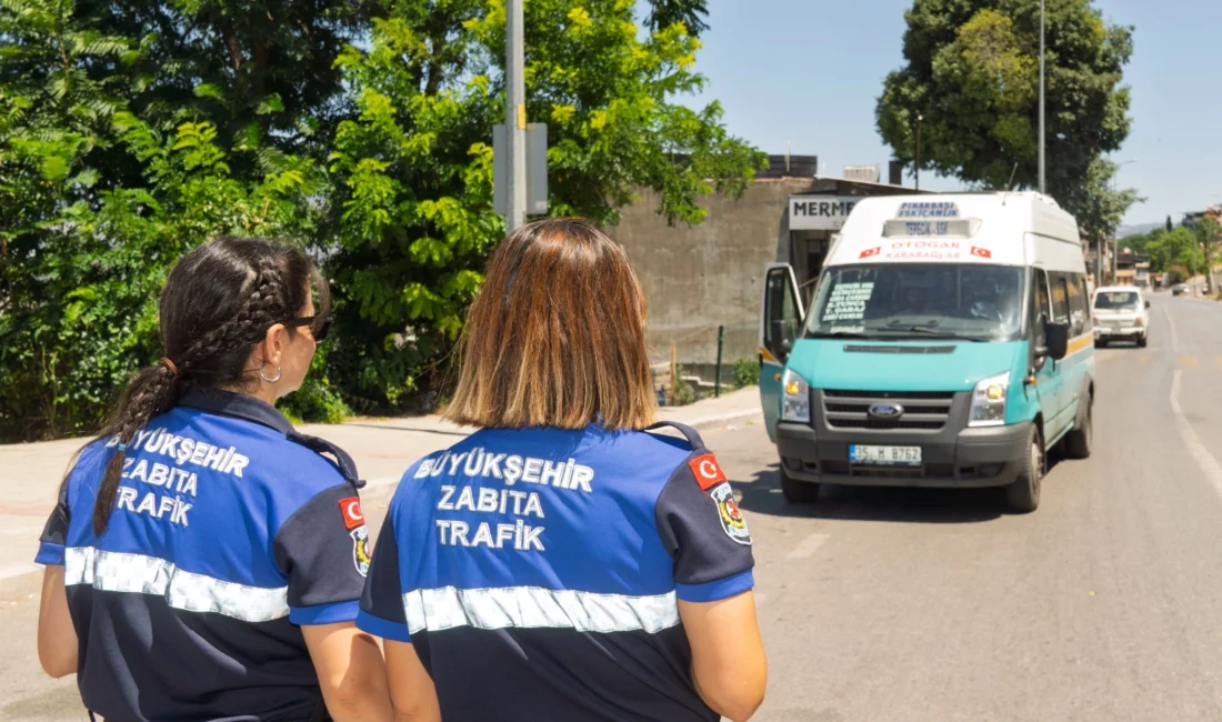 İzmir Büyükşehir Belediyesi Zabıtası kavurucu sıcaklarda klimasını açmayan ticari araçlara
