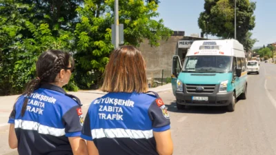 İzmir Büyükşehir Belediyesi Zabıtası kavurucu sıcaklarda klimasını açmayan ticari araçlara