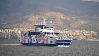 İzmir Büyükşehir Belediyesi iştiraki İZDENİZ'in Bostanlı-Üçkuyular hattında başlattığı akşam ek