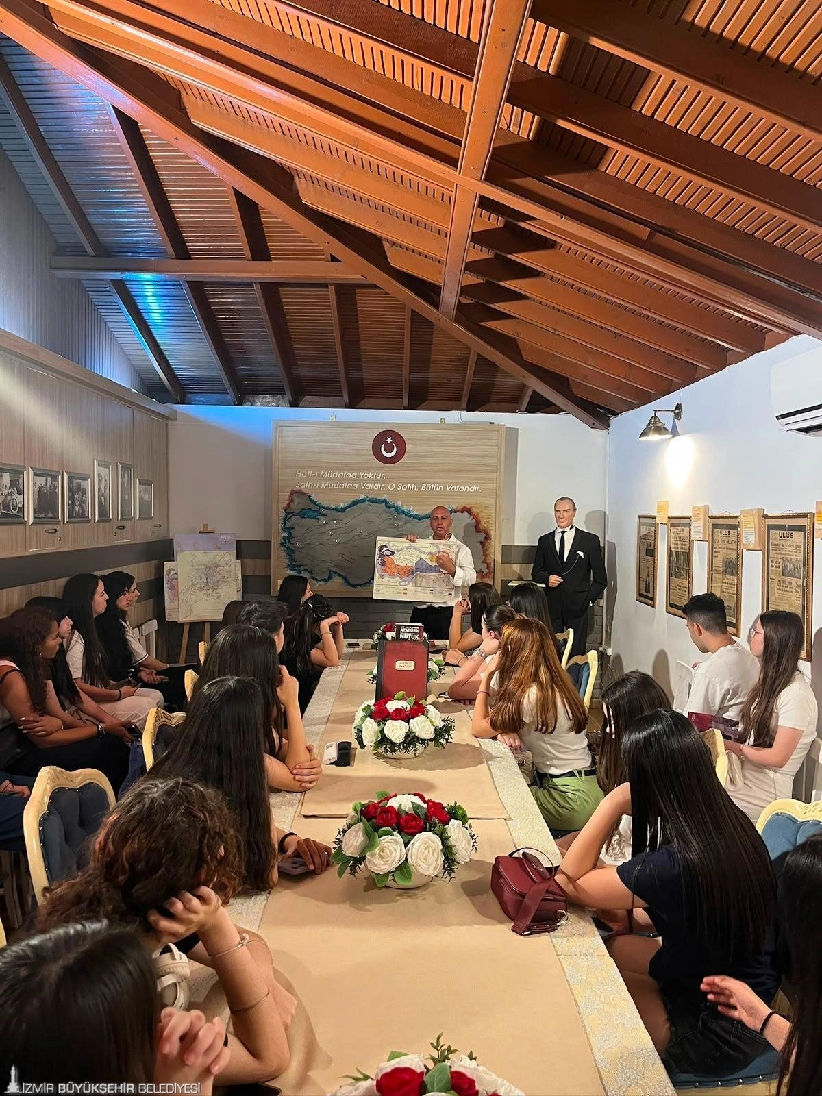 İzmir'de bin liseli genç kafelerden müzelere aktı