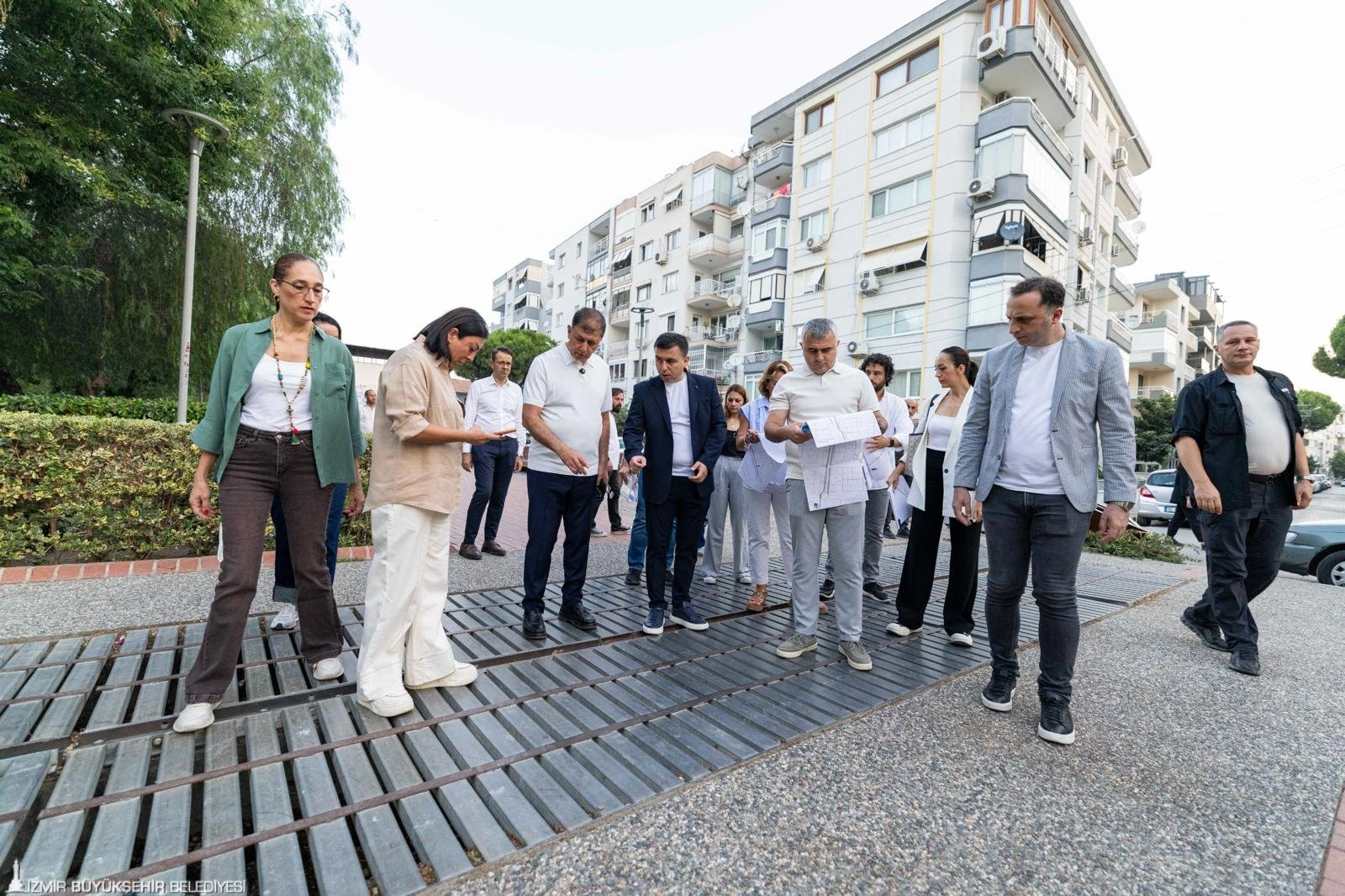 Karşıyaka’nın kalbine kesintisiz bisiklet yolu: Başkan Tugay çalışmaları sahada inceledi 5 Karşıyaka’nın kalbine kesintisiz bisiklet yolu: Başkan Tugay çalışmaları sahada inceledi