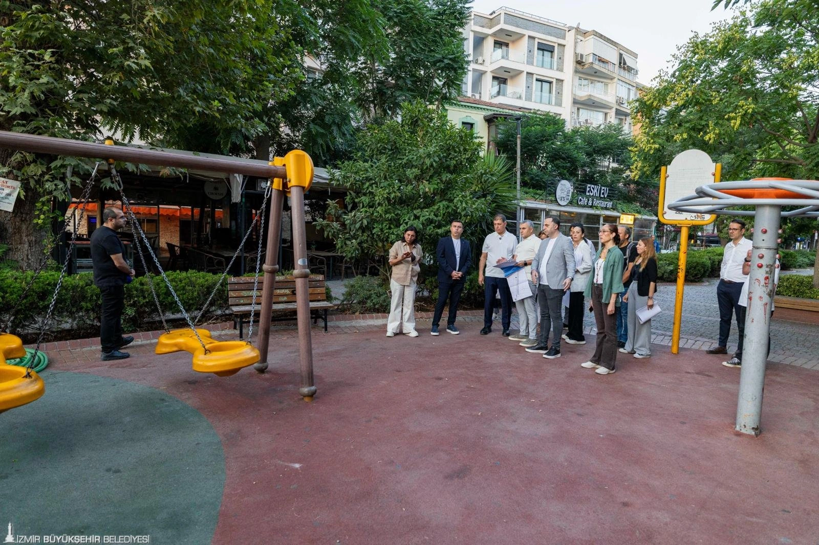 Karşıyaka’nın kalbine kesintisiz bisiklet yolu: Başkan Tugay çalışmaları sahada inceledi 4 Karşıyaka’nın kalbine kesintisiz bisiklet yolu: Başkan Tugay çalışmaları sahada inceledi