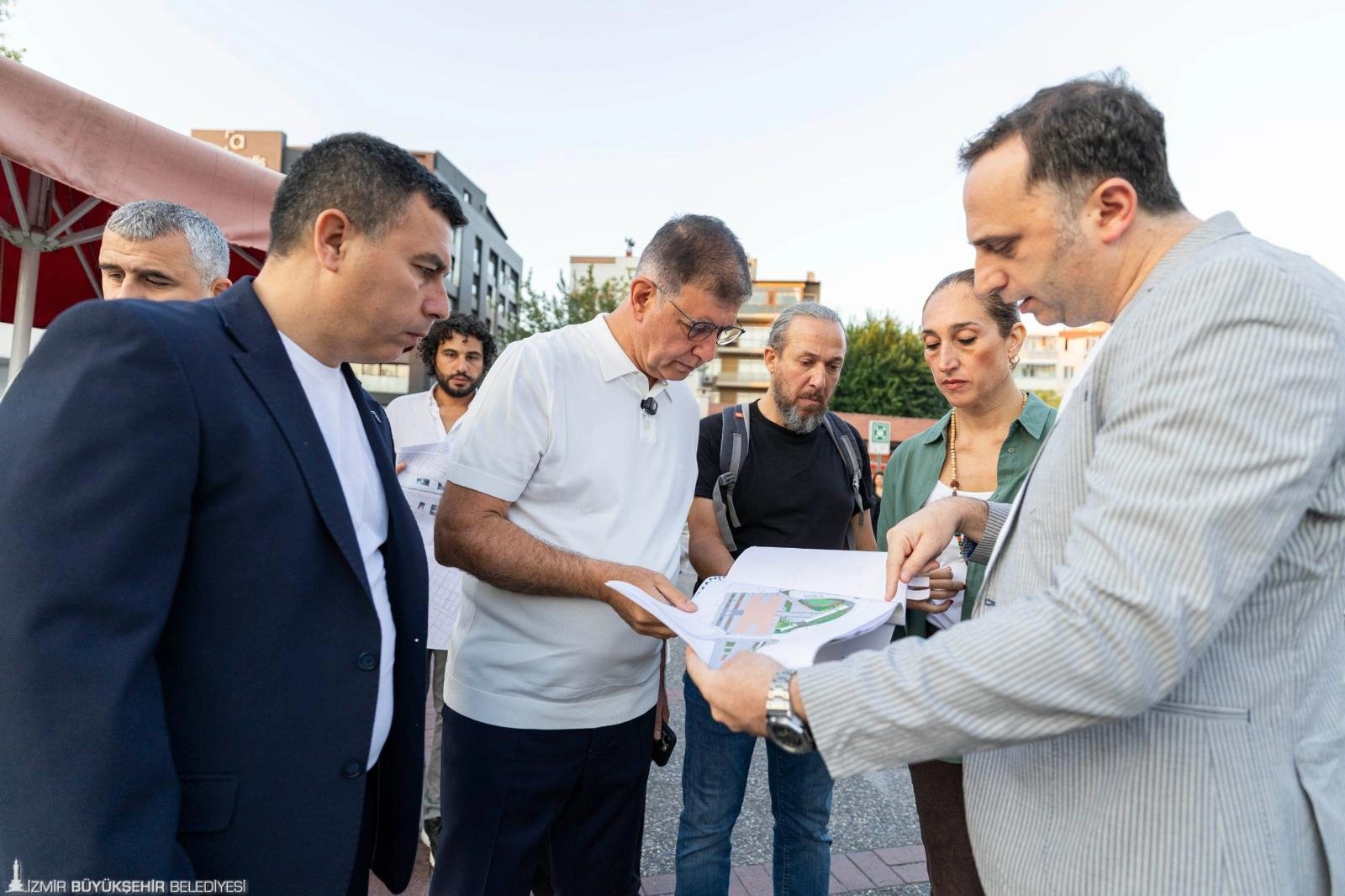 Karşıyaka’nın kalbine kesintisiz bisiklet yolu: Başkan Tugay çalışmaları sahada inceledi 1 Karşıyaka’nın kalbine kesintisiz bisiklet yolu: Başkan Tugay çalışmaları sahada inceledi