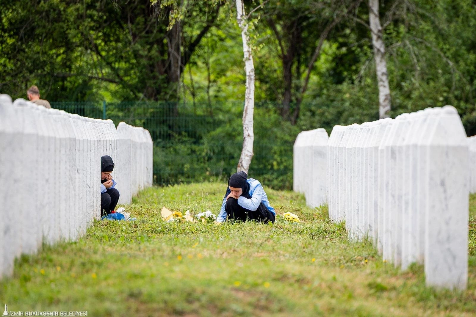 Başkan Tugay Srebrenica Katliamı anmasında: Şehitlikte beyaz zambak bıraktı