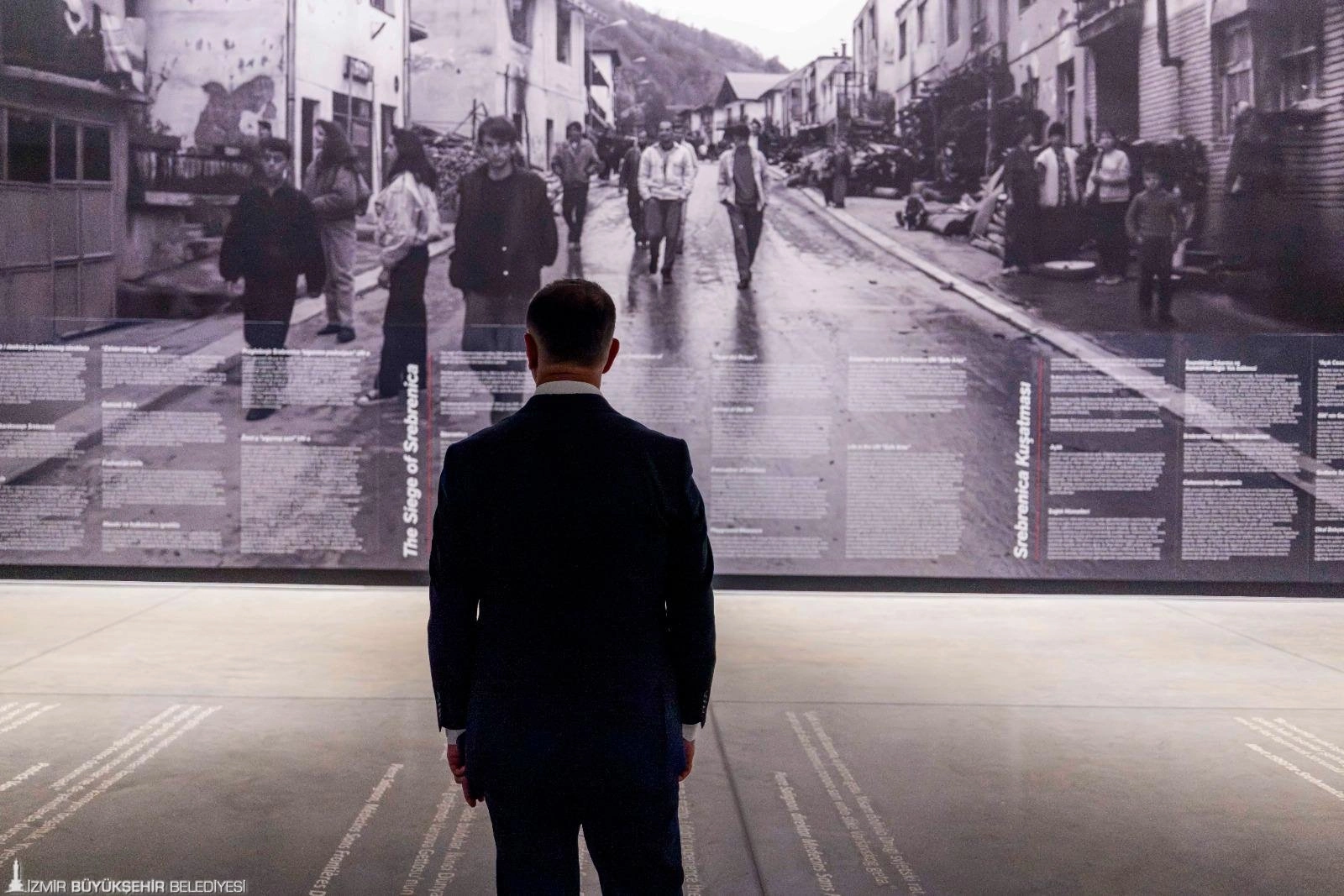 Başkan Tugay Srebrenica Katliamı anmasında: Şehitlikte beyaz zambak bıraktı