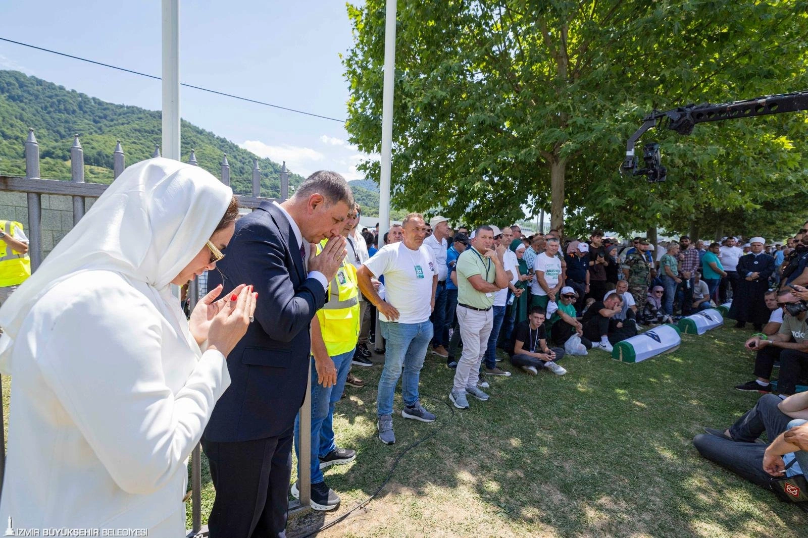 Başkan Tugay Srebrenica Katliamı anmasında: Şehitlikte beyaz zambak bıraktı