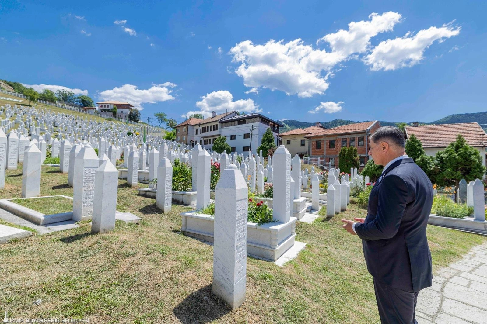 Başkan Tugay Srebrenica Katliamı anmasında: Şehitlikte beyaz zambak bıraktı