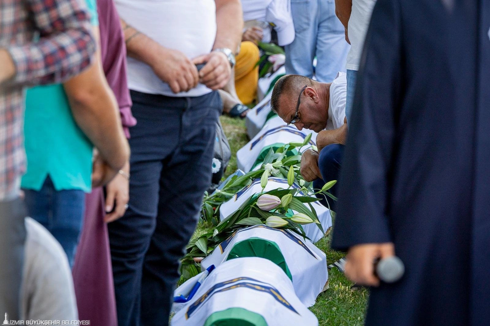 Başkan Tugay Srebrenica Katliamı anmasında: Şehitlikte beyaz zambak bıraktı