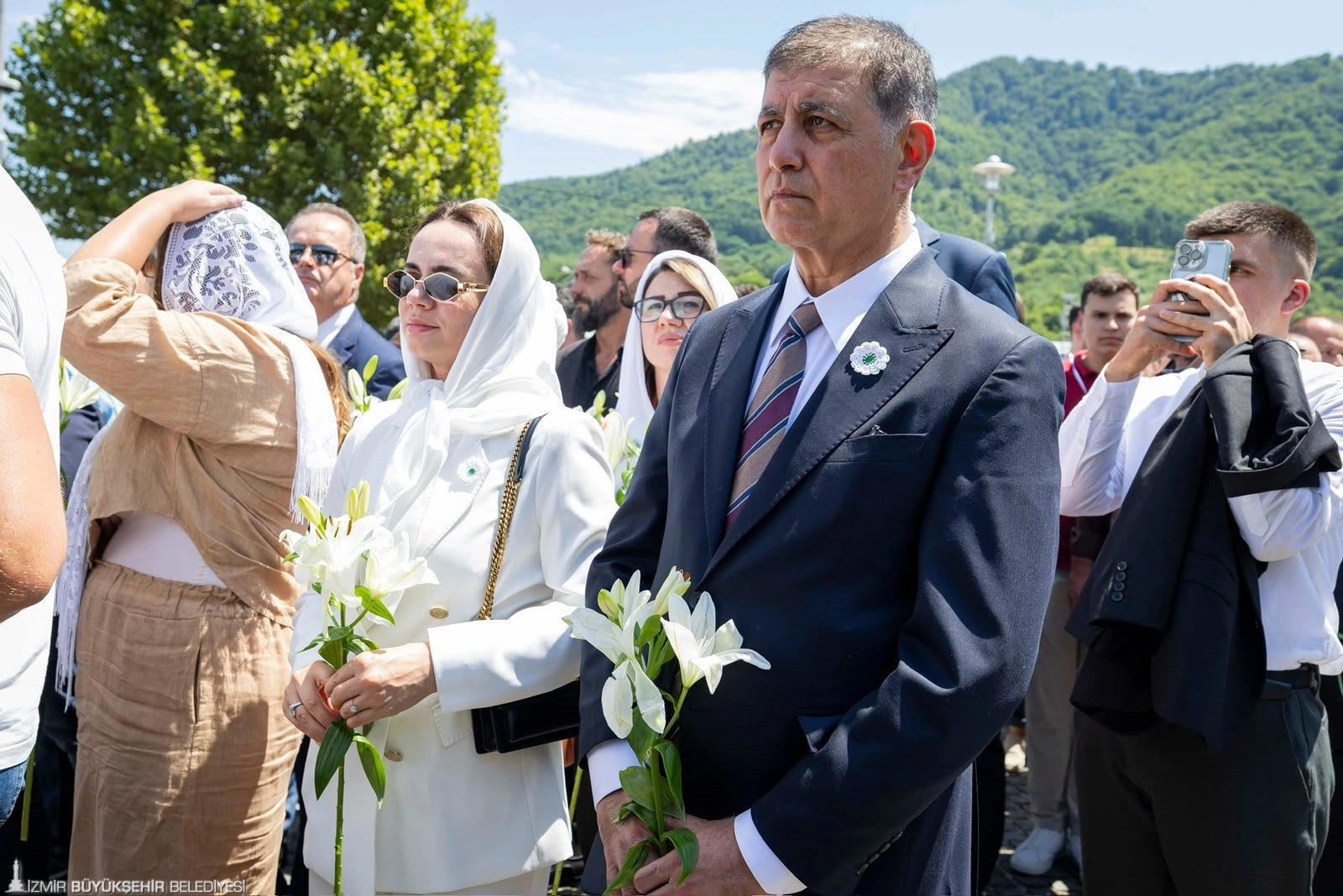 Başkan Tugay Srebrenica Katliamı anmasında: Şehitlikte beyaz zambak bıraktı