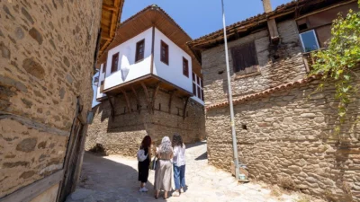 Bir tarihi evin çatısını onarmak ya da cephesini boyamak sıradan