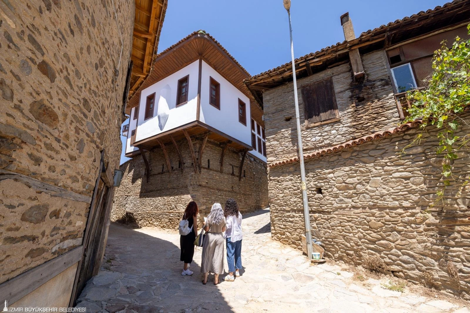Bir tarihi evin çatısını onarmak ya da cephesini boyamak sıradan