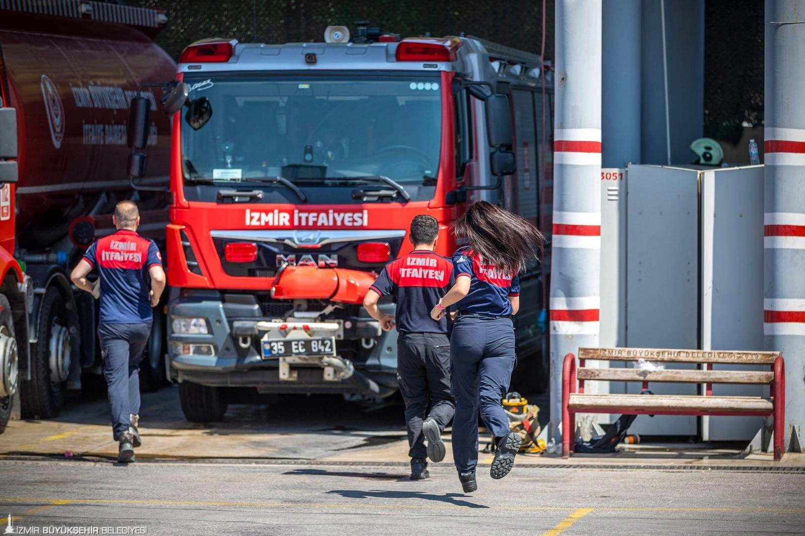 Ön yargıları alevlerin içinde bırakıyor: İzmir İtfaiyesi'nin başarılı kadın şoförü 3 Ön yargıları alevlerin içinde bırakıyor: İzmir İtfaiyesi'nin başarılı kadın şoförü