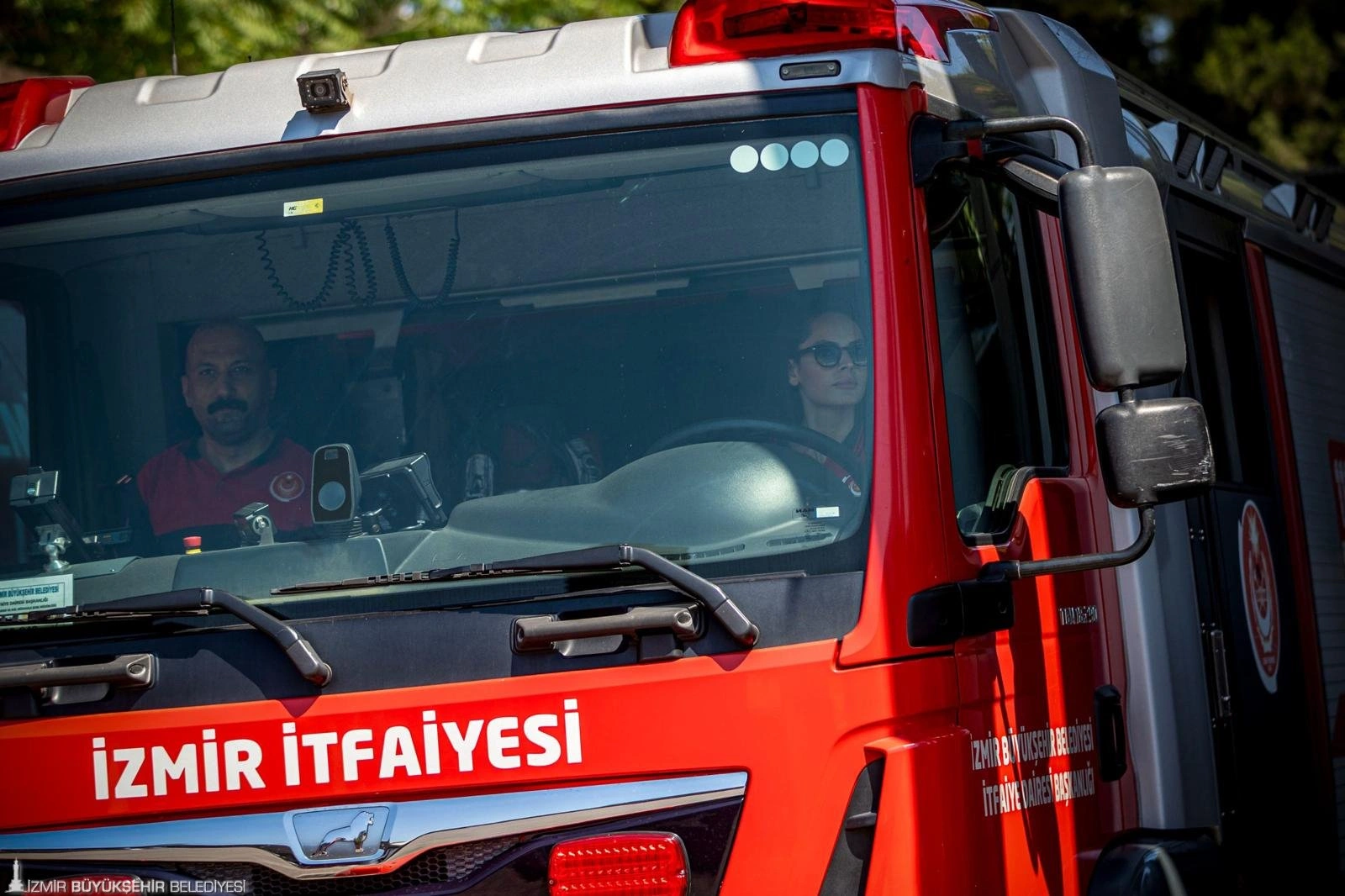 Ön yargıları alevlerin içinde bırakıyor: İzmir İtfaiyesi'nin başarılı kadın şoförü 9 Ön yargıları alevlerin içinde bırakıyor: İzmir İtfaiyesi'nin başarılı kadın şoförü