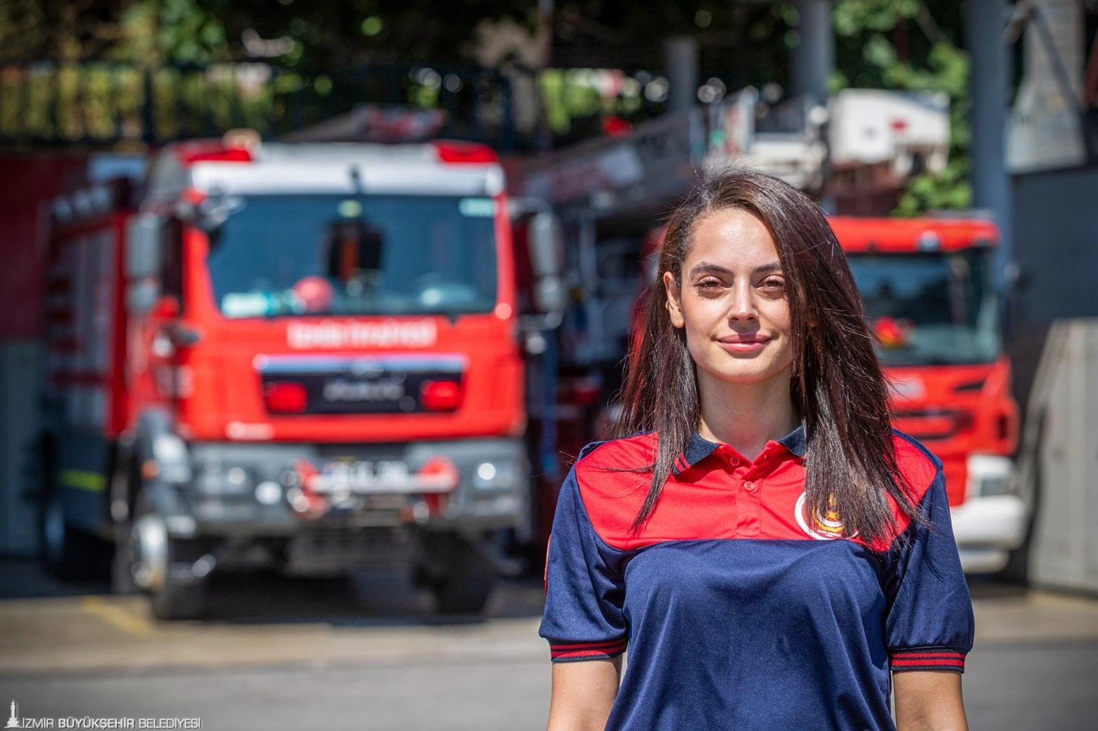 Ön yargıları alevlerin içinde bırakıyor: İzmir İtfaiyesi'nin başarılı kadın şoförü 7 Ön yargıları alevlerin içinde bırakıyor: İzmir İtfaiyesi'nin başarılı kadın şoförü