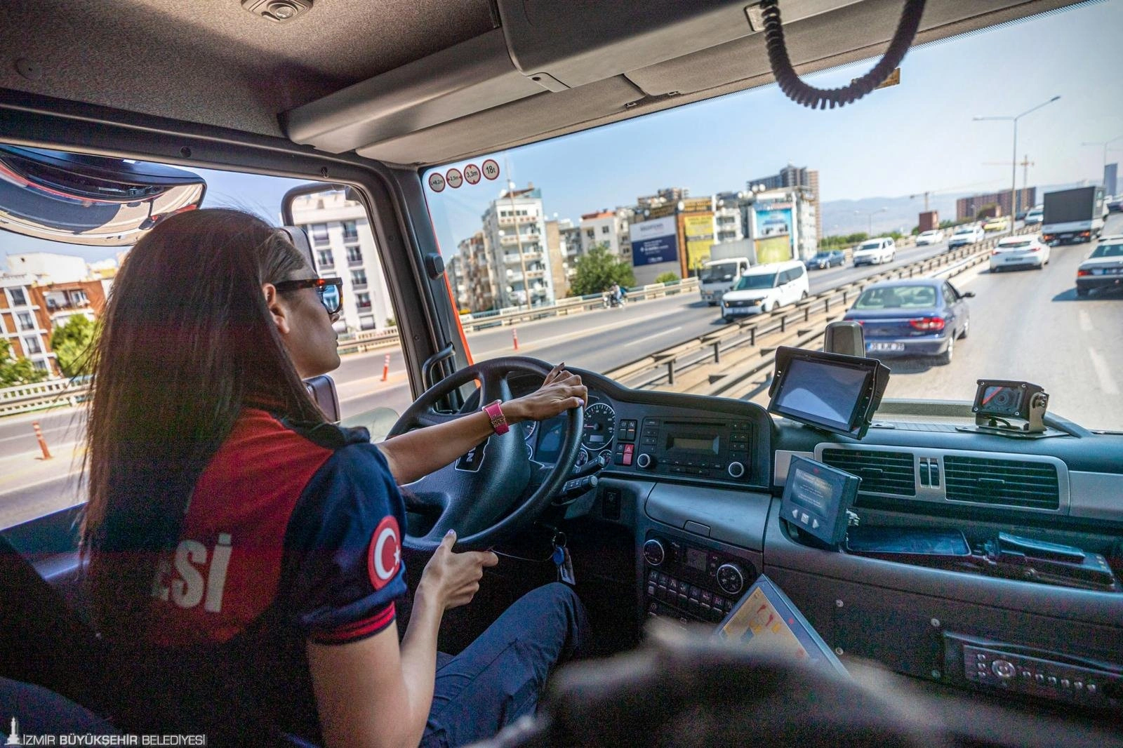 Ön yargıları alevlerin içinde bırakıyor: İzmir İtfaiyesi'nin başarılı kadın şoförü 8 Ön yargıları alevlerin içinde bırakıyor: İzmir İtfaiyesi'nin başarılı kadın şoförü