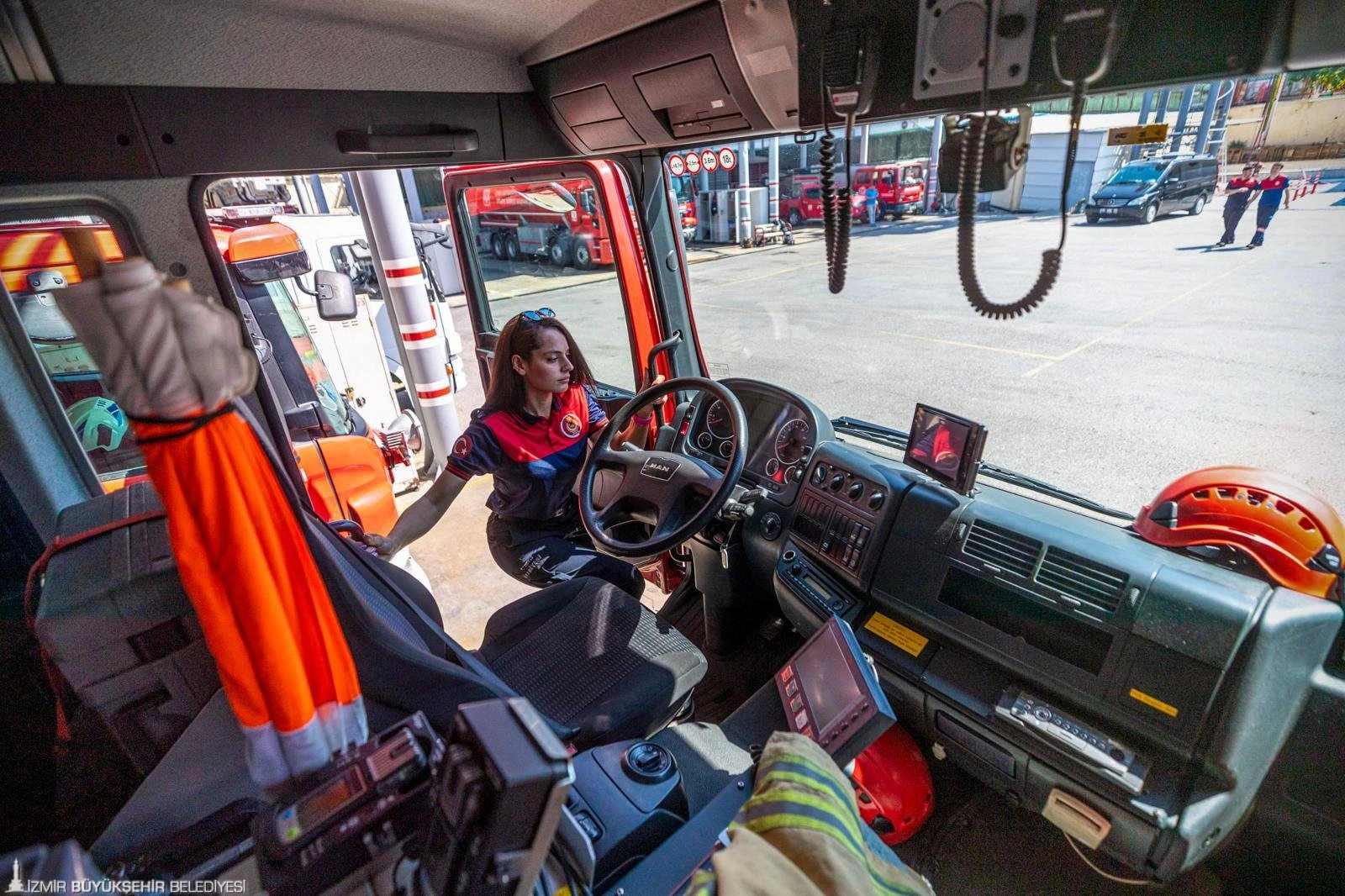 Ön yargıları alevlerin içinde bırakıyor: İzmir İtfaiyesi'nin başarılı kadın şoförü 6 Ön yargıları alevlerin içinde bırakıyor: İzmir İtfaiyesi'nin başarılı kadın şoförü