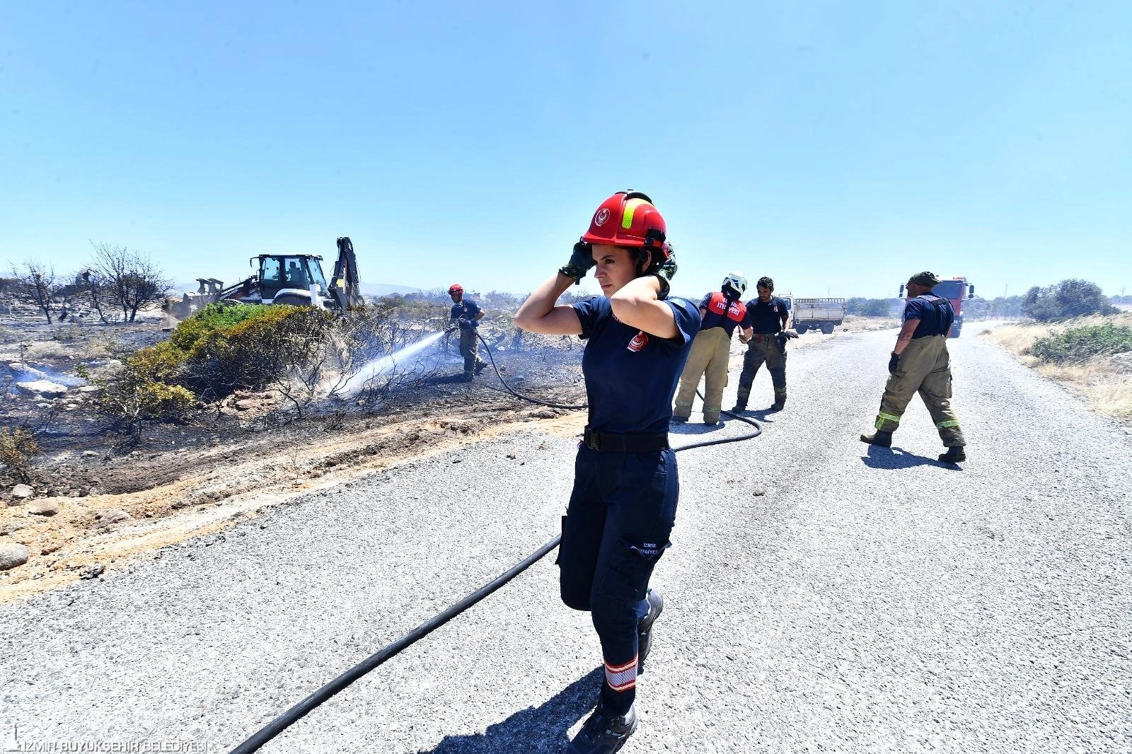 Ön yargıları alevlerin içinde bırakıyor: İzmir İtfaiyesi'nin başarılı kadın şoförü 10 Ön yargıları alevlerin içinde bırakıyor: İzmir İtfaiyesi'nin başarılı kadın şoförü