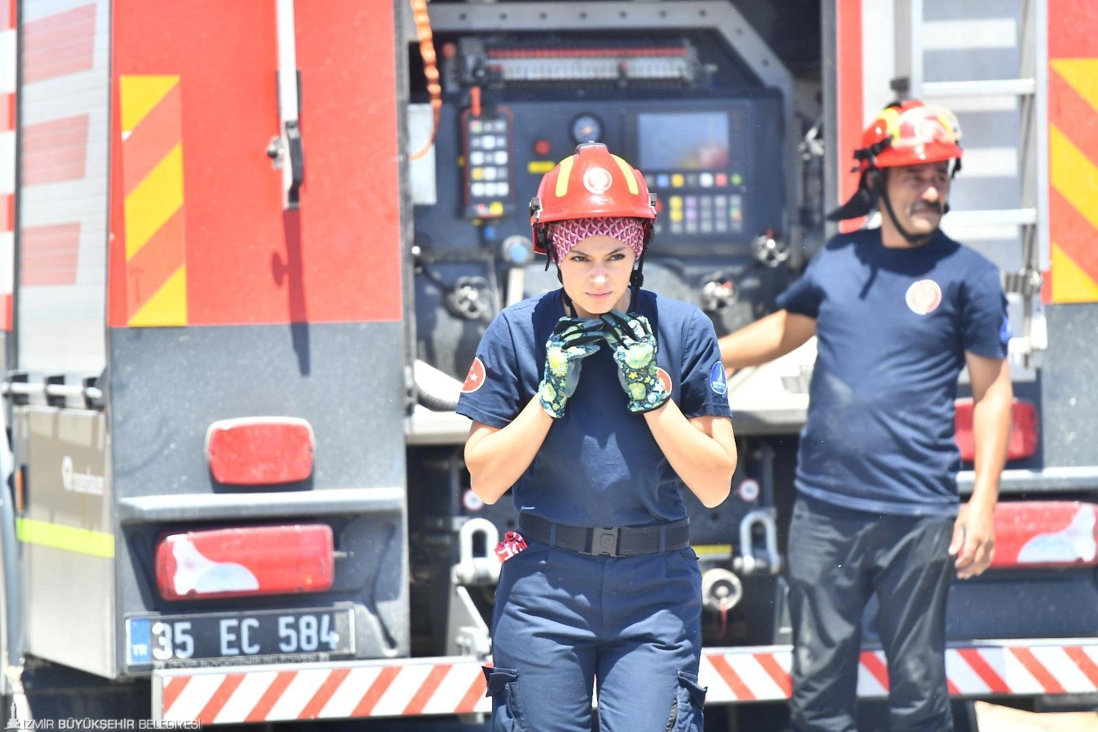 Ön yargıları alevlerin içinde bırakıyor: İzmir İtfaiyesi'nin başarılı kadın şoförü 4 Ön yargıları alevlerin içinde bırakıyor: İzmir İtfaiyesi'nin başarılı kadın şoförü