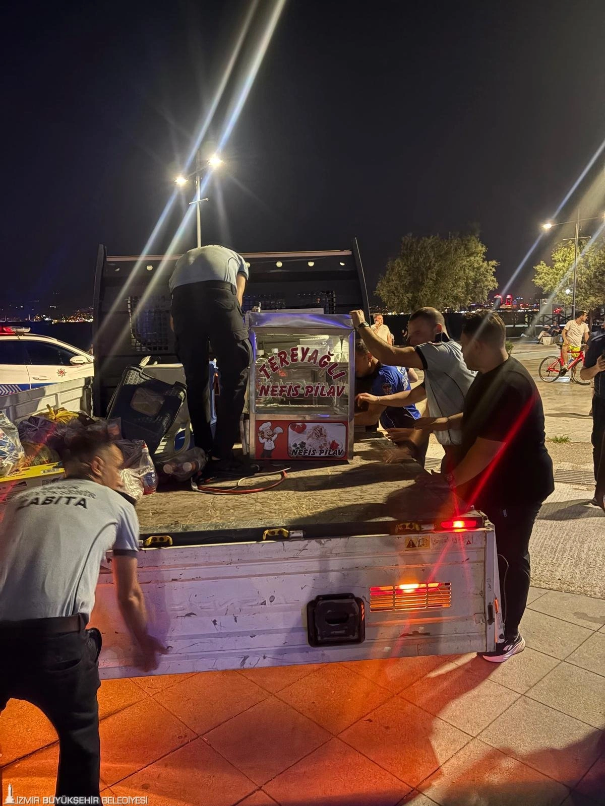 Karantina Parkı’nda izinsiz seyyar satışa ortak denetim