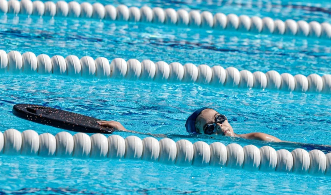 İzmir Büyükşehir Belediyesi, yaz sıcaklarında kentin çocuklarını sporla ve serin