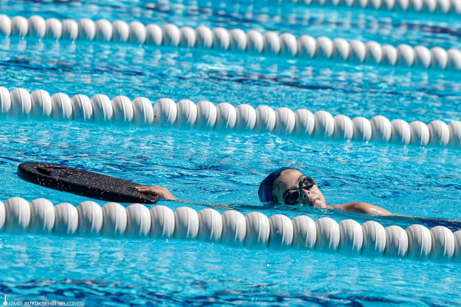 İzmir Büyükşehir Belediyesi, yaz sıcaklarında kentin çocuklarını sporla ve serin