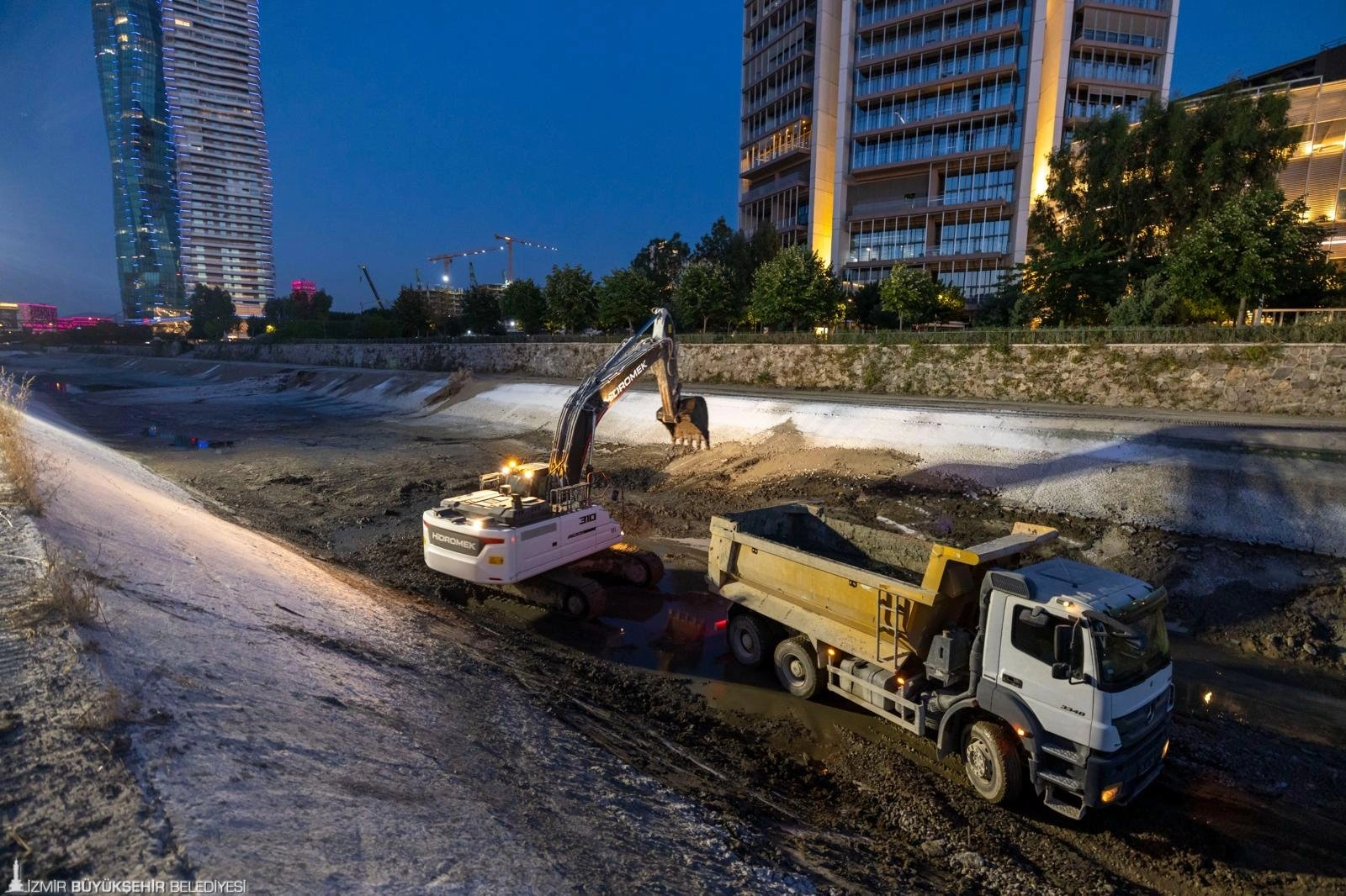 İZSU’dan Manda Çayı’nda 7/24 temizlik seferberliği