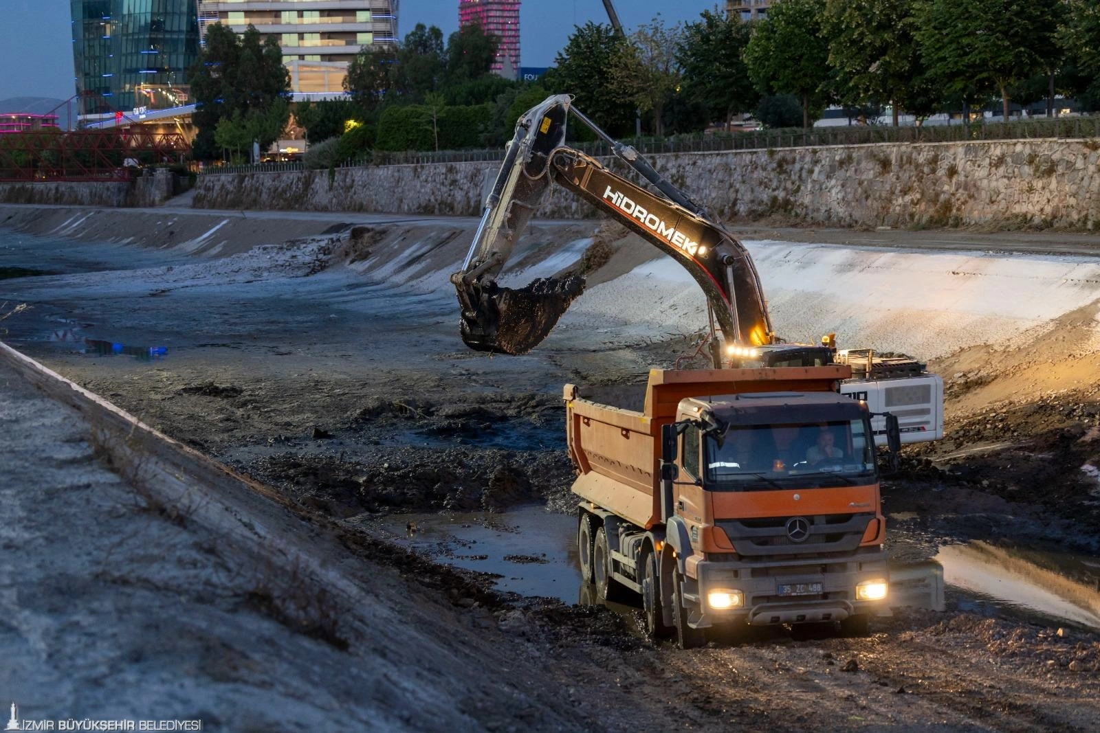 İZSU’dan Manda Çayı’nda 7/24 temizlik seferberliği 5 İZSU’dan Manda Çayı’nda 7/24 temizlik seferberliği