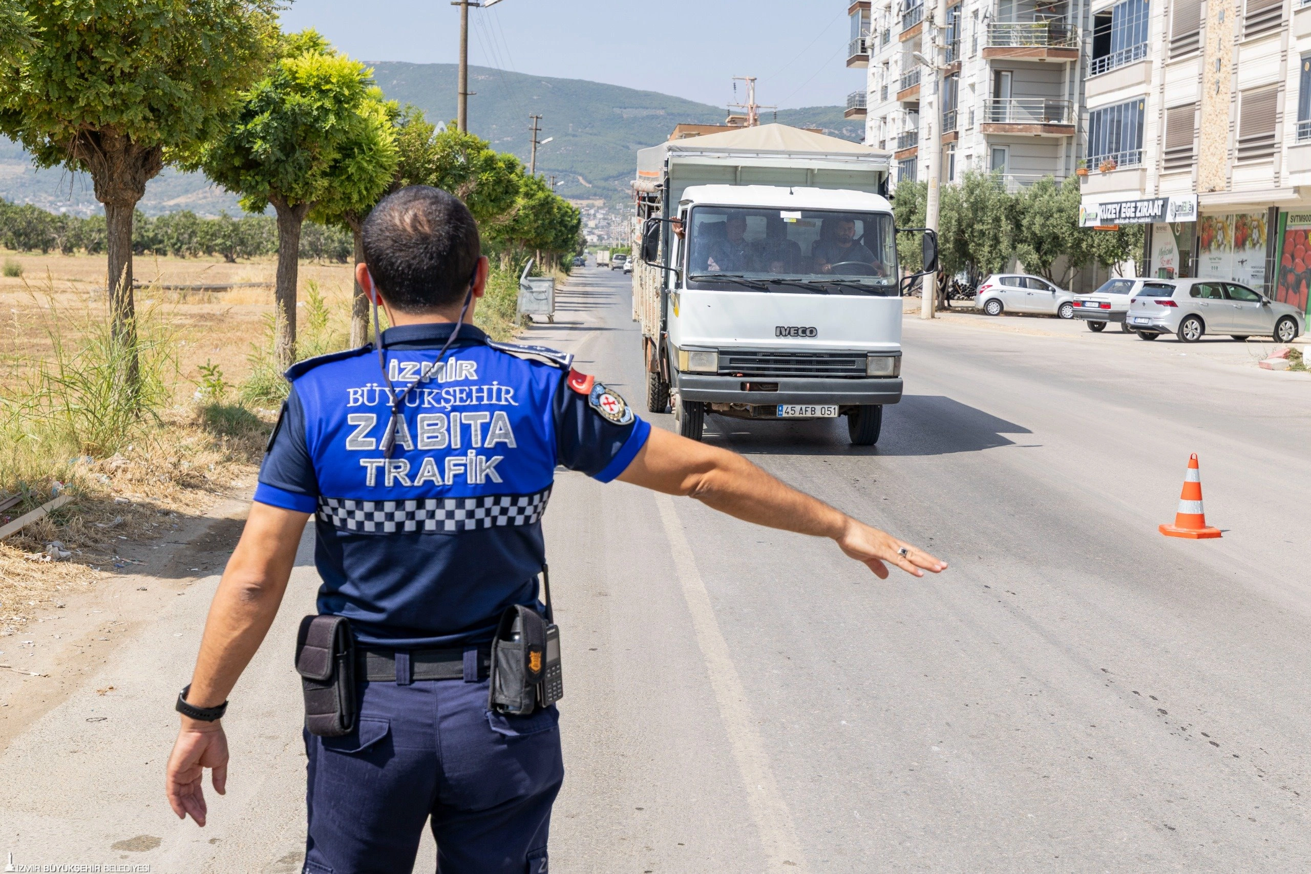 İzmir Büyükşehir Belediyesi Zabıta Dairesi Başkanlığı ve emniyet birimleri, yaz
