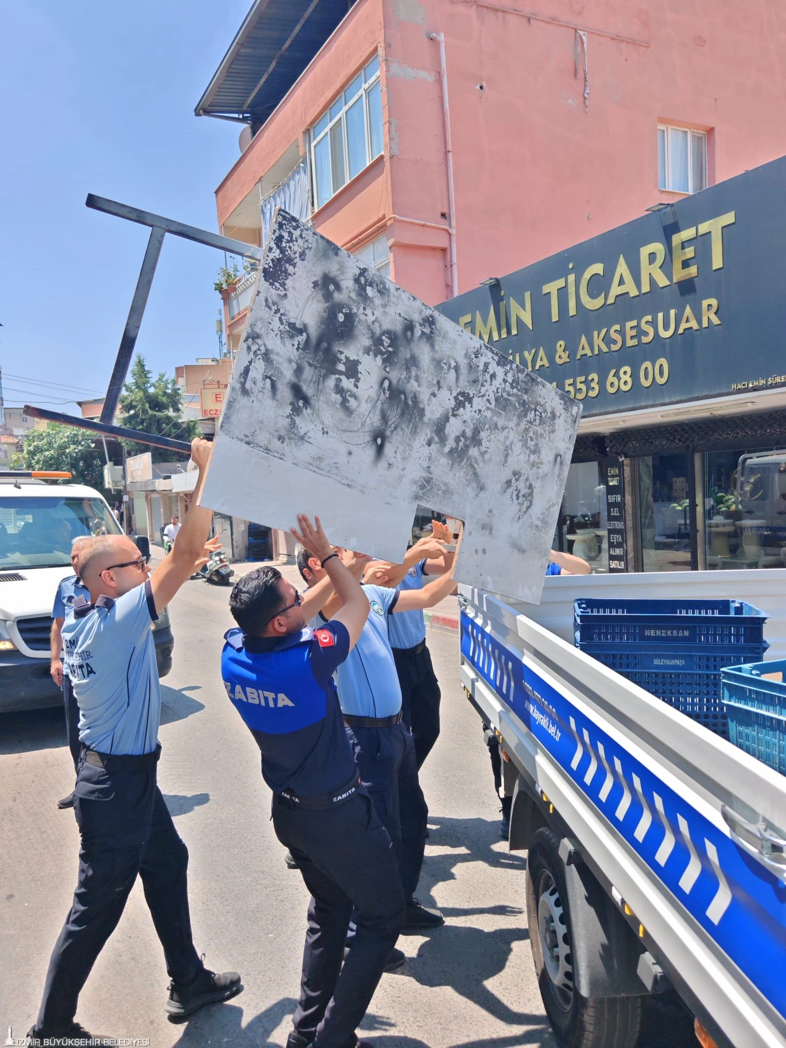 Bayraklı’da kamusal alan işgallerine ortak denetim