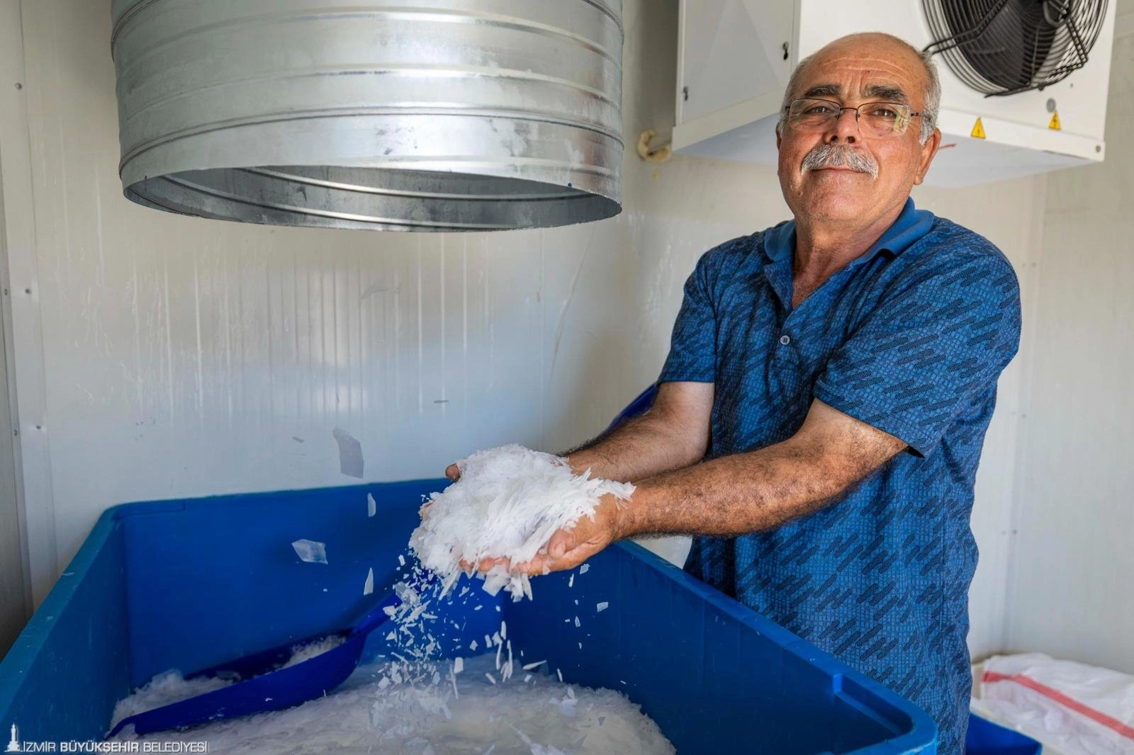 3 saat buz arıyorlardı, şimdi ücretsiz alıyorlar: Büyükşehirden balıkçılara dev destek