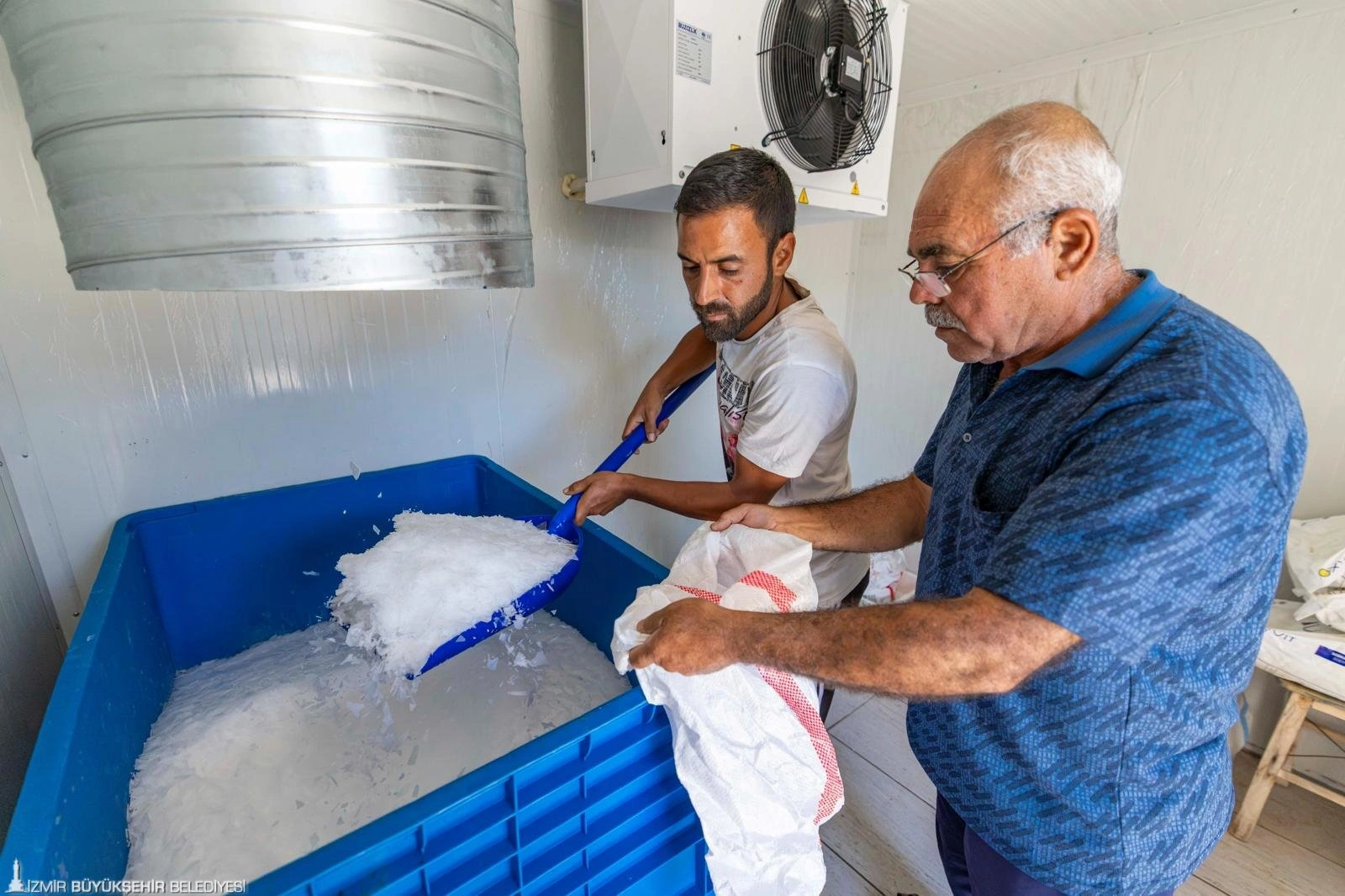 3 saat buz arıyorlardı, şimdi ücretsiz alıyorlar: Büyükşehirden balıkçılara dev destek