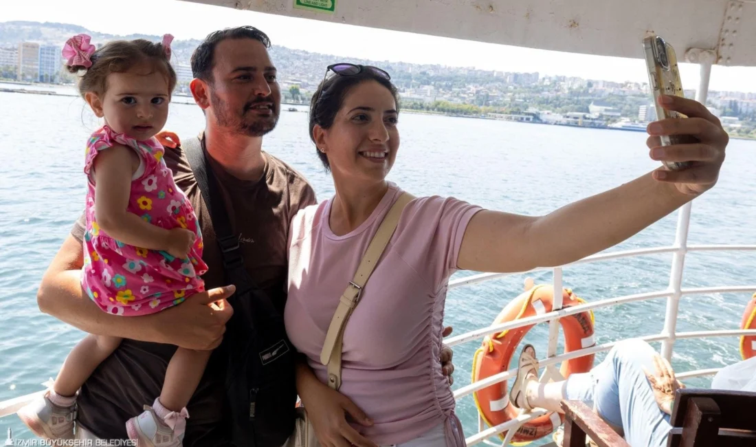 İzmir Büyükşehir Belediyesi'nin Tarihi Bergama Vapuru ile düzenlediği ücretsiz Körfez