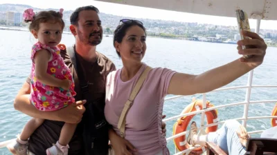 İzmir Büyükşehir Belediyesi'nin Tarihi Bergama Vapuru ile düzenlediği ücretsiz Körfez