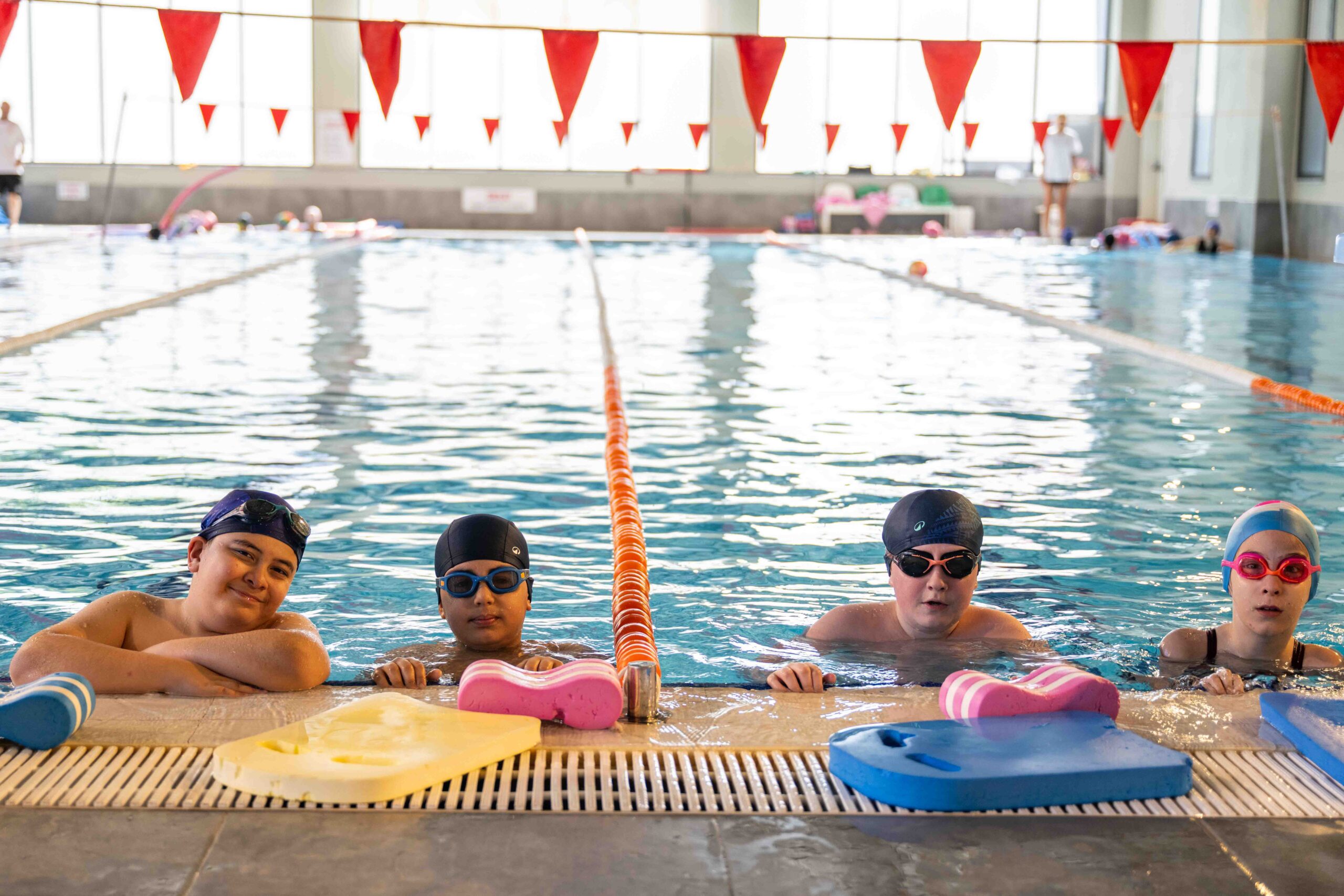 Bornova’da spor dolu yaz: Havuzlar ve salonlar doldu taştı