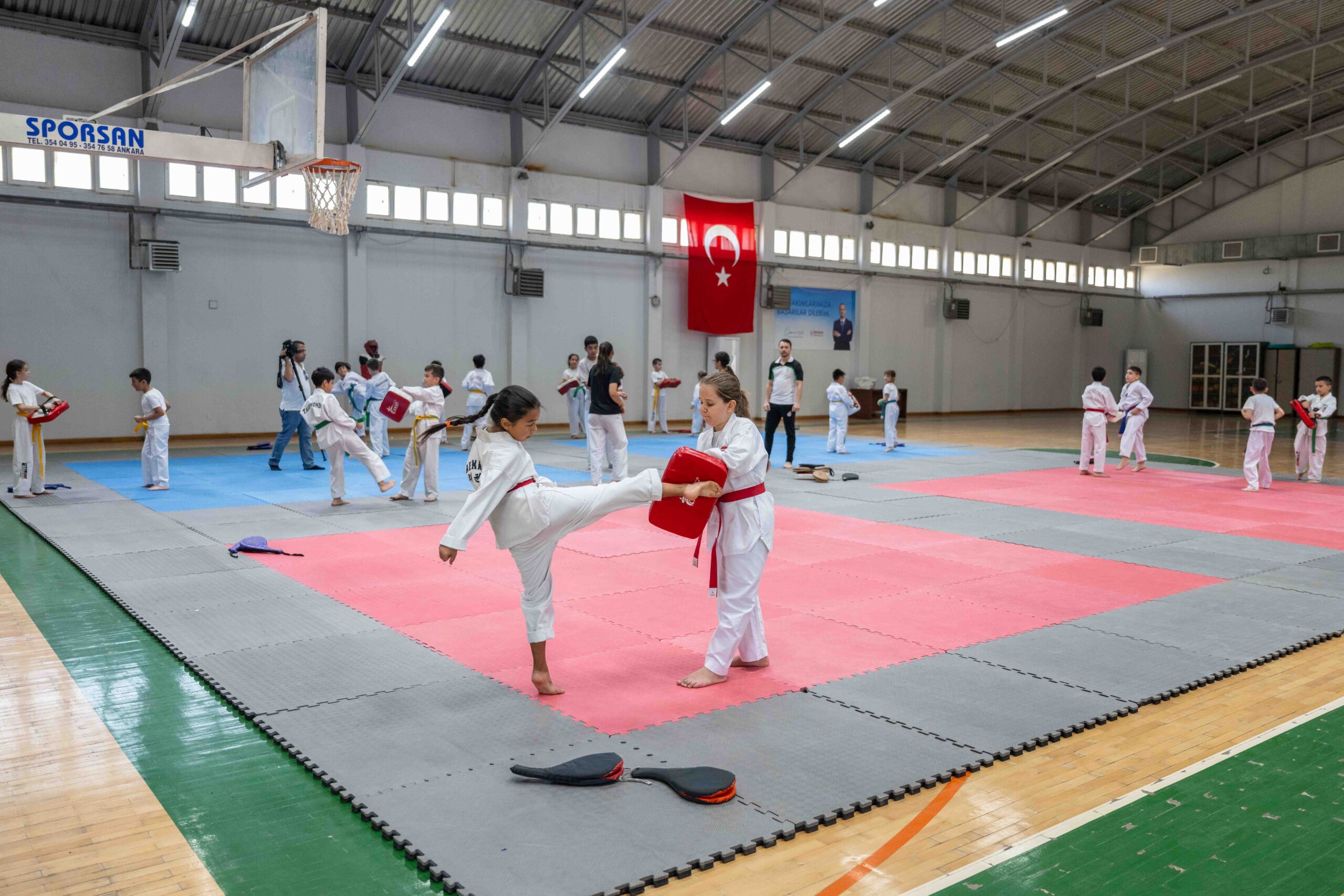 Bornova’da spor dolu yaz: Havuzlar ve salonlar doldu taştı