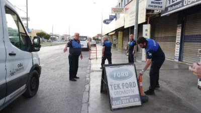 Çiğli Belediyesi Zabıta Müdürlüğü ekipleri, kent düzenini korumak, yaya güvenliğini
