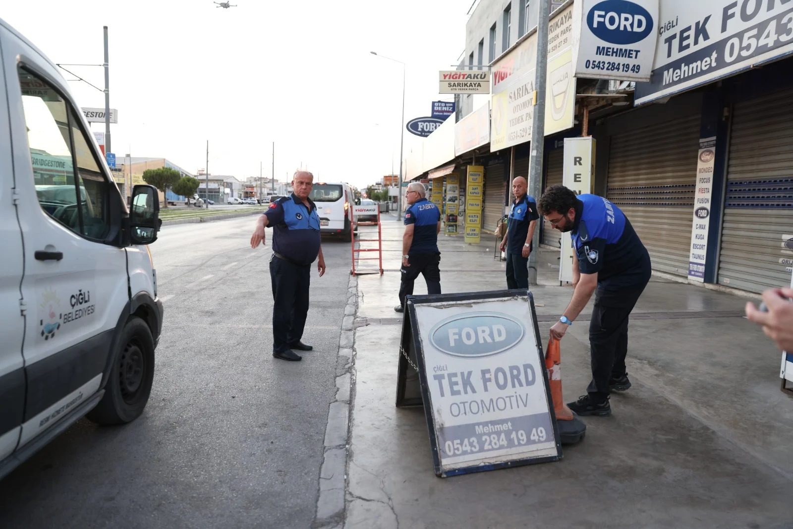 Çiğli'de Atasanayi ve semt pazarlarında kapsamlı zabıta denetimi