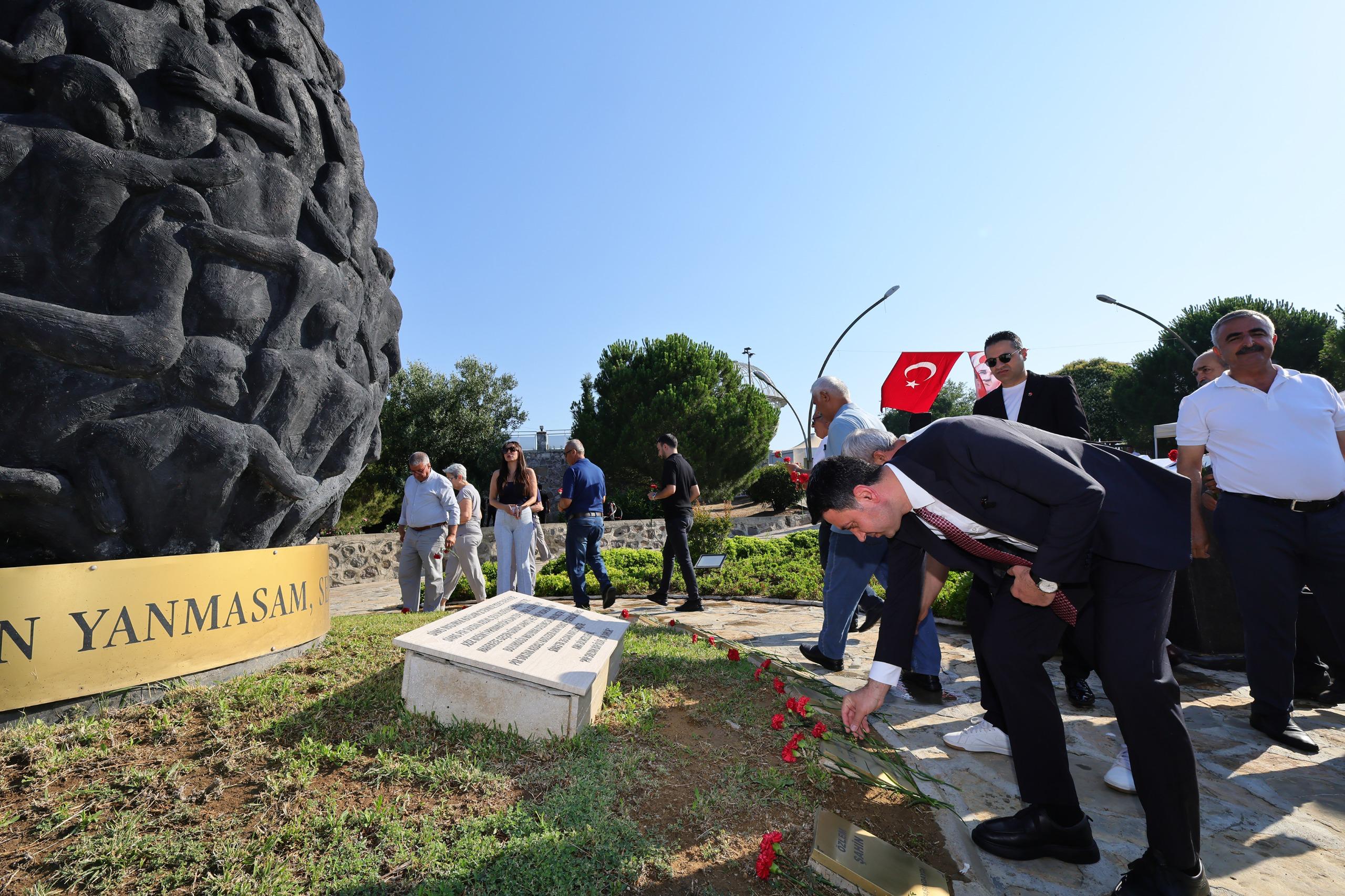 Bayraklı'da Madımak anması: 'Hiç dinmeyen bir acının tarihi' 1 Bayraklı'da Madımak anması: 'Hiç dinmeyen bir acının tarihi'