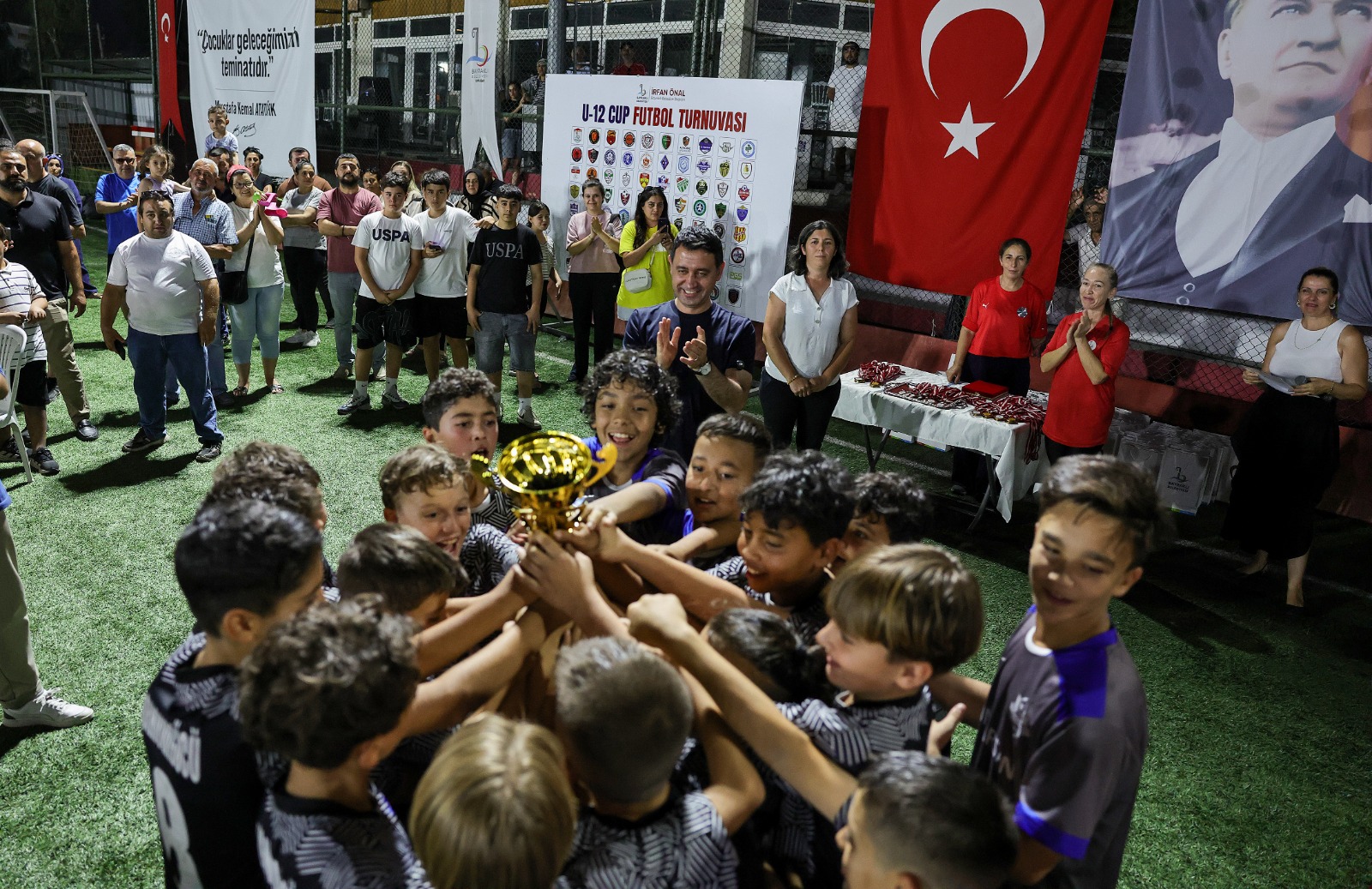 Bayraklı'da spor şöleni final yaptı: U-12 Cup'ta minikler yarıştı