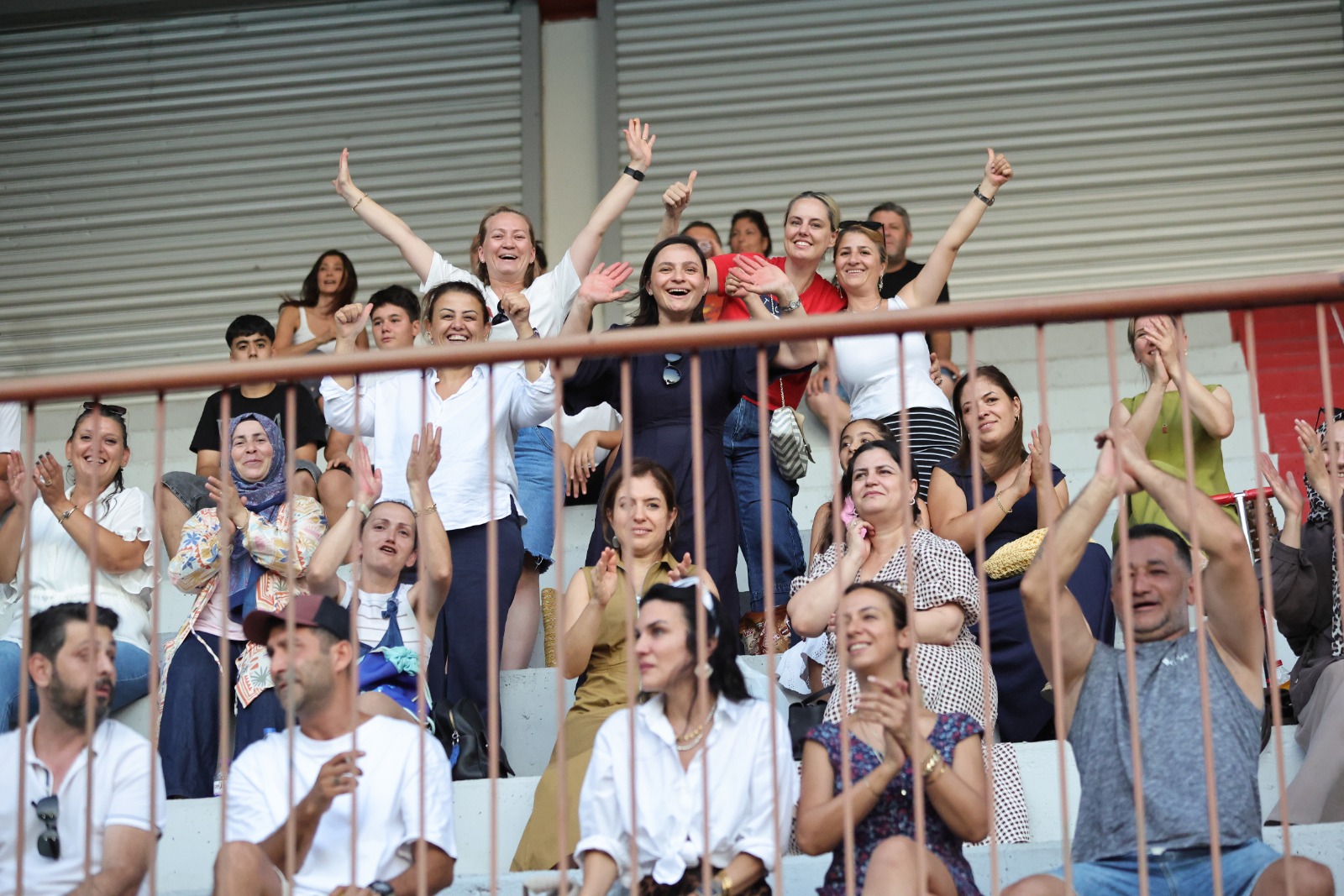 Bayraklı'da spor şöleni final yaptı: U-12 Cup'ta minikler yarıştı