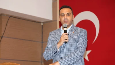İzmir'de Çiğli Belediye Başkanı Onur Emrah Yıldız’ın park halindeki makam