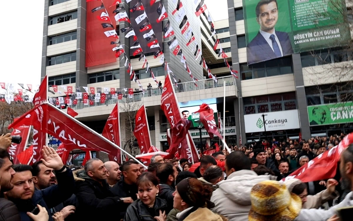 Murat Emir Çankaya Belediyesi önünden seslendi: 'Burası Gazi'nin Çankaya'sı' 1 Murat Emir Çankaya Belediyesi önünden seslendi: 'Burası Gazi'nin Çankaya'sı'