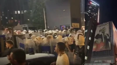 CHP İstanbul İl Başkanlığı binasında asılı bulunan Ekrem İmamoğlu pankartının