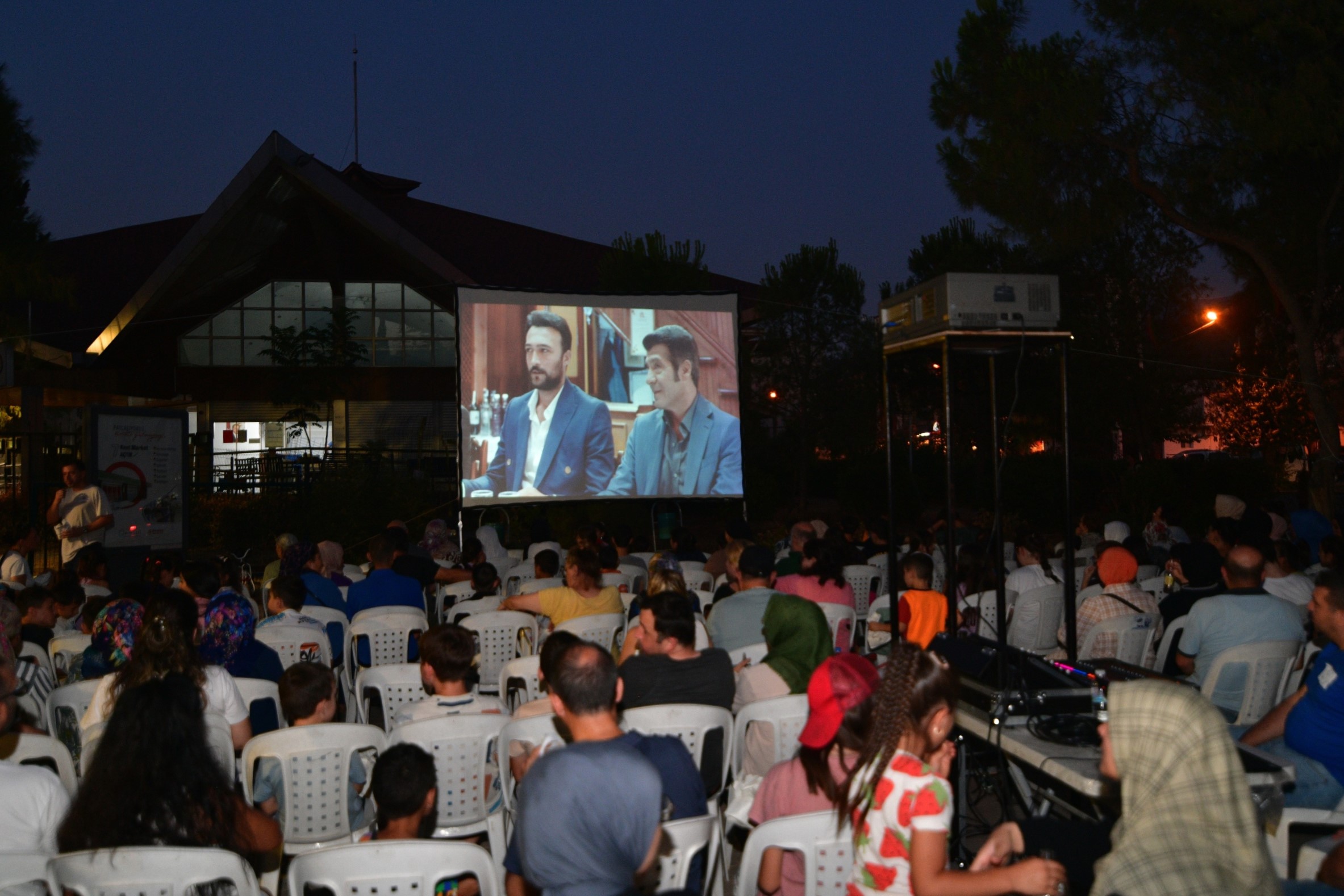 Bornova'da açık hava sinema keyfi başlıyor
