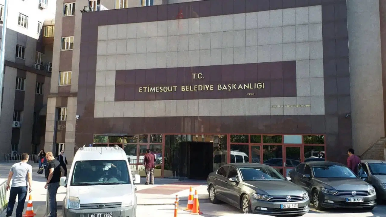 Etimesgut Belediye Başkanı Erdal Beşikçioğlu ve 51 kişinin gözaltına alındığı