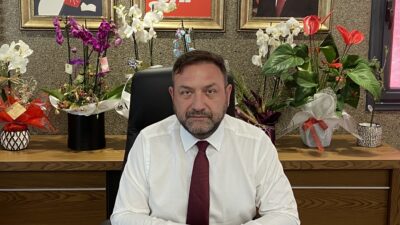 CHP İzmir İl Başkanı Utku Gümrükçü, Madımak katliamı hükümlüsünün Resmi